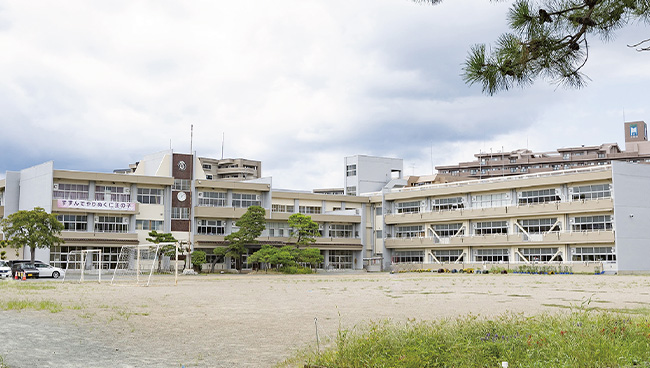 仁王小学校（徒歩1分）