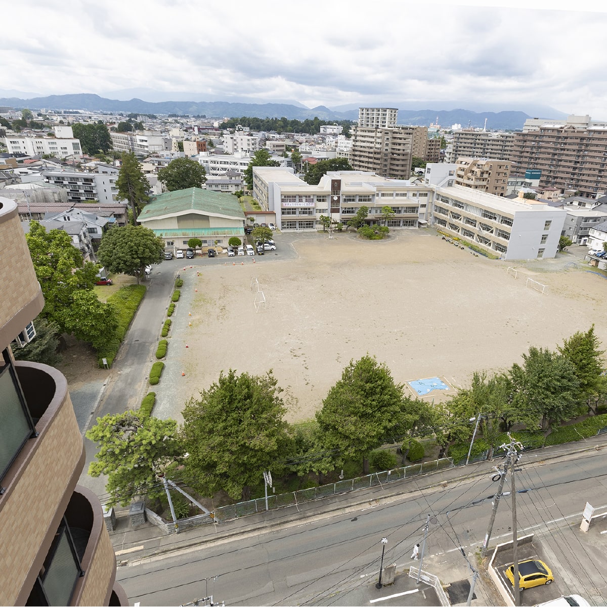 仁王小学校が目の前の好立地、まちの便利な機能が徒歩圏内に。